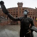 Estatua del torero (con mascarilla) brindando un toro al doctor Fleming, en la Plaza de Las Ventas
