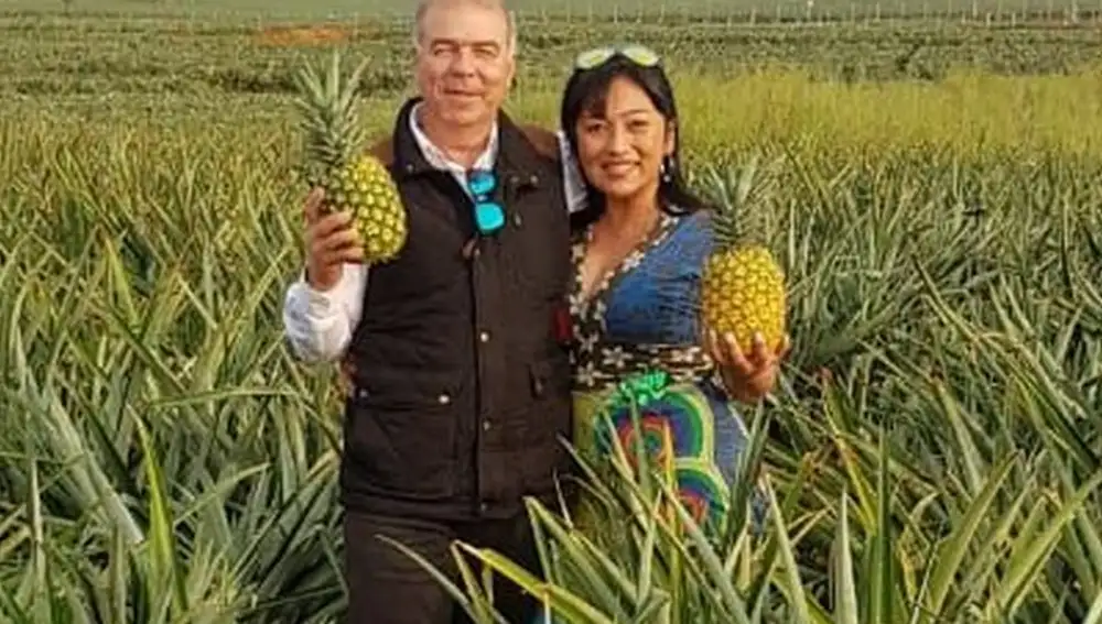 Gregorio Sánchez, empresario detenido en una operación de narcotráfico, posa con una amiga en la plantación de piñas de Colombia