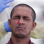 Una prueba de coronavirus a extranjeros en Singapur
