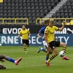 Haaland, delantero del Borussia, en el momento en el que marca el gol al Schalke 04