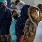 Mujeres cristianas esperan para recibir ayuda en Rawalpindi, Pakistán