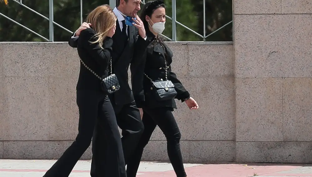 Ana Obregon, Alessandro Lecquio y Carolina Monje durante el entierro de Alex Lequio en Madrid16/05/2020Madrid