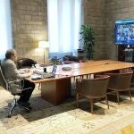El presidente de la Generalitat, Quim Torra, se reúne por videoconferencia con el presidente del Gobierno, Pedro Sánchez, y con el resto de presidentes autonómicos en Barcelona, este domingo.