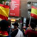 Protestas en la sede del PSOE en la calle Ferraz contra la prolongación del estado de alarma y la gestión del gobierno ante el coronavirus
