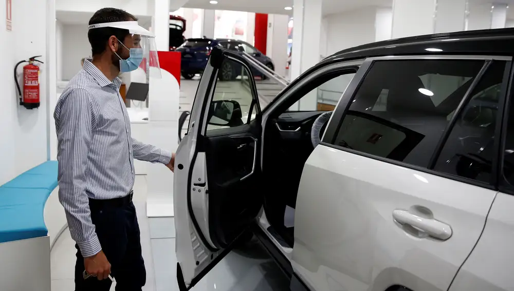 Un trabajador de un concesionario de coches