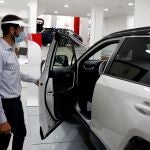 Un trabajador de un concesionario de coches