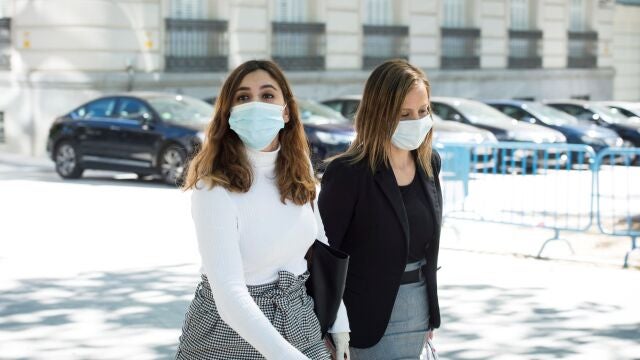 La exasesora de Podemos Dina Bousselham a su llegada a la Audiencia Nacional.