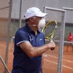 Toni Nadal entrenando con mascarilla