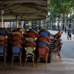 Aspecto de un restaurante cerrado de la Rambla de Cataluña.
