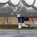 Una mujer prepara una tienda para su apertura