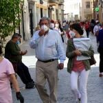 Gente en las calles con mascarillas