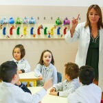Una profesora imparte clase en el colegio La Asunción de León