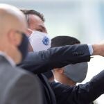 AME924. BRASILIA (BRASIL), 19/05/2020.- El presidente de Brasil, Jair Bolsonaro (c), sale del Palacio do Alvorada este martes, en Brasilia (Brasil). Brasil se convirtió este lunes en el tercer país más afectado por el COVID-19, tras superar a Reino Unido en el número de casos, y la tendencia es que los números de contagiados y muertos sigan creciendo de forma exponencial hasta julio, para cuando se espera el pico de la curva de incidencia. EFE/ Joédson Alves