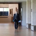 El viceconsejero de Desarrollo Rural, Jorge Llorente, camina por los pasillos de las Cortes en dirección a la sala de comisiones