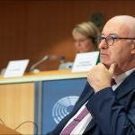 El comisario Phil Hogan está en el punto de mira por no respetar el distanciamiento social