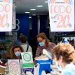 Rebajas en los comercios y gente comprando
