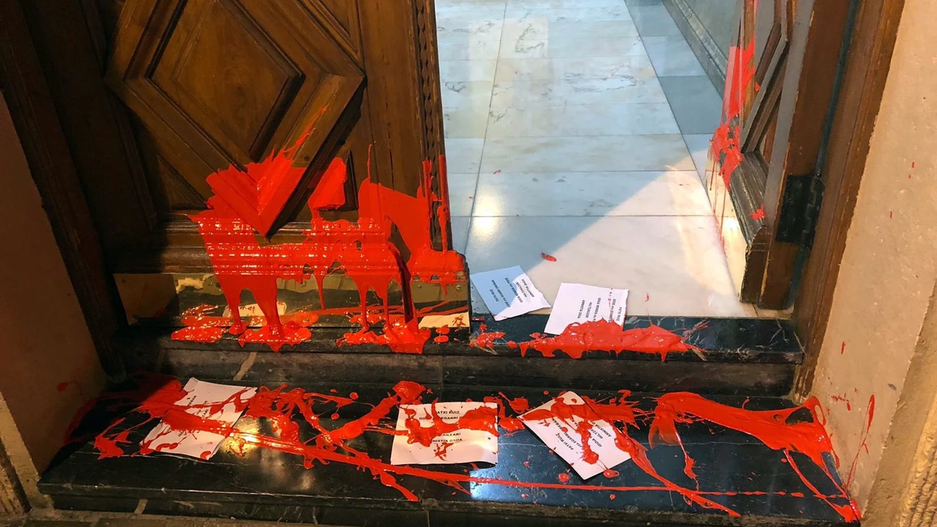 Arrojan pintura y octavillas por preso de ETA en la vivienda de Idoia Mendia