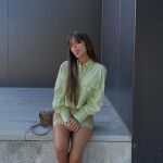 Violeta Mangriñán nos descubre la camisa de Zara mejor de precio y que resalta bronceado.