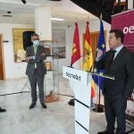 El presidente de C-LM, Emiliano García-Page, durante su visita a Tecnobit-Grupo Oesía en ValdepeñasJCCM20/05/2020
