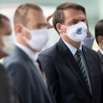 El presidente de Brasil, Jair Bolsonaro (2d), sale del Palacio do Alvorada este miércoles, en Brasilia (Brasil). Brasil, el tercer país con más casos de COVID-19 en el mundo, superó ayer por primera vez la barrera de las mil muertes diarias de coronavirus