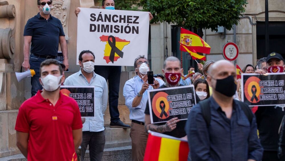 Protestas contra el Gobierno: Decenas de personas se concentran en Murcia