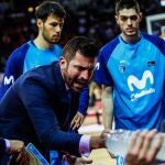 Javier Zamora dirigiendo al Estudiantes