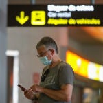 Una persona espera ayer en el aeropuerto de Manises (Valencia) la llegada del primer vuelo internacional desde que se decretó el confinamiento por la crisis sanitaria, donde la aeronave ha aterrizado unos minutos antes de las 14 horas. El vuelo LX2142, operado por la compañía Swiss y procedente de Zurich, llevaba una veintena de pasajeros a los que se les ha tomado la temperatura y estarán obligados a pasar una cuarentena.