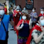 Vecinos del madrileño barrio de Moratalaz protagonizan hoy jueves una cacerolada contra la gestión del Gobierno en la crisis generada por el COVID-19. EFE/Emilio Naranjo
