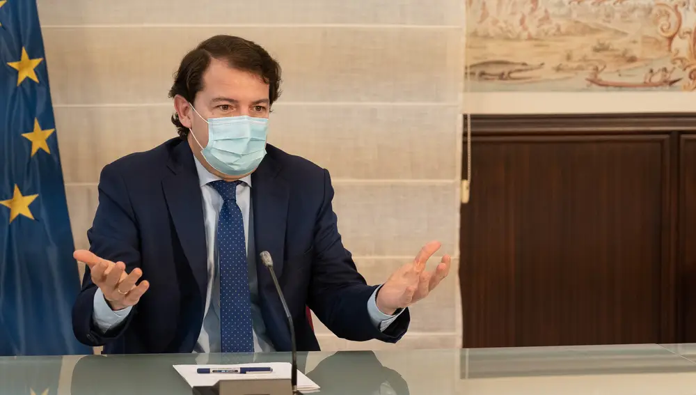 El presidente de la Junta de Castilla y León, Alfonso Fernández Mañueco, en un momento de la reunión con los portavoces de los partidos políticos con representación en las Cortes
