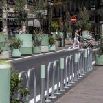 Maceteros colocados en la Plaza del Ayuntamiento de Valencia, una obra que ha suscitado dudas y ha llevado al PP Valencia a la contratación del "diseño táctico" de la plaza a la Agencia Antifraude y estudia llevarlo a Fiscalía ya que indican que se adjudicó “a dedo” a un estudio por un precio de "14.950 euros", límite del máximo legal para sacar el contrato a un concurso público