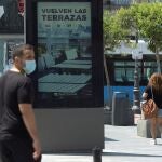 Un panel alude a la próxima apertura de los bares y las terrazas en Madrid.