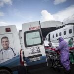 ACOMPAÑA CRÓNICA: CORONAVIRUS BRASIL. AME1833. MANAOS (BRASIL), 23/05/2020.- Paramédicos reciben a un niño de 10 años contagiado de coronavirus y procedente de Santo Antonio del Iça, un municipio ubicado a casi 900 kilómetros de la capital estatal, el viernes 22 de mayo de 2020, en Manaos (Brasil). Mientras Brasil aún combate los brotes en las grandes ciudades del país, el coronavirus ya es una amenaza para las regiones del vasto interior del país, cuyos sistemas de salud tienen menos capacidad para atender la creciente demanda de pacientes infectados por el patógeno. EFE/ Raphael Alves