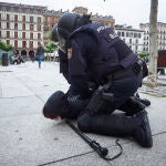 La Policía Nacional procede a la detención en Pamplona de una persona durante la manifestacion ilegal de protesta y apoyo al terrorista de ETA Francisco Ruiz Eduardo Sanz / Europa Press23/05/2020