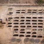 MEX1527. ACAPULCO (MÉXICO),23/05/2020.- Fotografía tomada desde un drone que muestra a trabajadores haciendo fosas en el Panteón el Palmar, este sábado en el balneario de Acapulco en el estado de Guerrero (México). Ante el incremento de casos de COVID-19, el Gobierno del estado de Guerrero creó 300 fosas comunes en la ciudad costera de Acapulco, al sur de México, porque los panteones y crematorios están al límite de su capacidad. EFE/David Guzmán