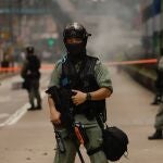 Las fuerzas antidisturbios hacen guardia en el centro de Hong Kong ante una nueva jornada de protestas atigubernamentales