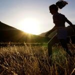 Una niña disfruta de la naturaleza en el interior del Parque Natural de Cabo de Gata- Nijar, en Almeria, provincia que mañana entra en la fase 2 de la desescalada.