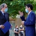 El presidente de la Generalitat, Quim Torra, junto al alcalde de Igualada, Marc Castells, este lunes.