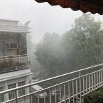 Vista de una granizada este lunes en el barrio de Alameda de Osuna en Madrid.