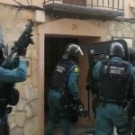 La Guardia Civil irrumpió en la vivienda ocupada ilegalmente y detuvo a los delincuentes