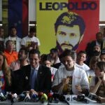 Fotografía de archivo fechada el 18 de febrero de 2019 que muestra, desde la izquierda, a la opositora Lilian Tintori, esposa del político Leopoldo López; el jefe del Parlamento de Venezuela, Juan Guaidó, el diputado opositor de la Asamblea Nacional Juan Andrés Mejía y Fabiana Rosales, esposa de Juan Guaidó, durante una rueda de prensa, en Caracas (Venezuela). La Fiscalía venezolana pidió al Tribunal Supremo de Justicia (TJS) que determine si el partido Voluntad Popular (VP), que lidera Leopoldo López y en el que militó durante toda su carrera hasta enero pasado Juan Guaidó, es una "organización criminal" y por tanto disolverlo
