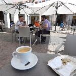 Varias personas disfrutan de la terraza de un bar de la Plaza Mayor en Madrid este lunes, donde comienza la fase 1