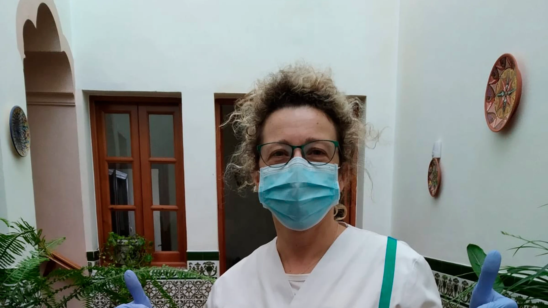 Una auxiliar de Clece tras prestar servicio en el domicilio de un enfermo de Covid