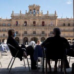 Gran afluencia de público en las terrazas de la Plaza Mayor de Salamanca