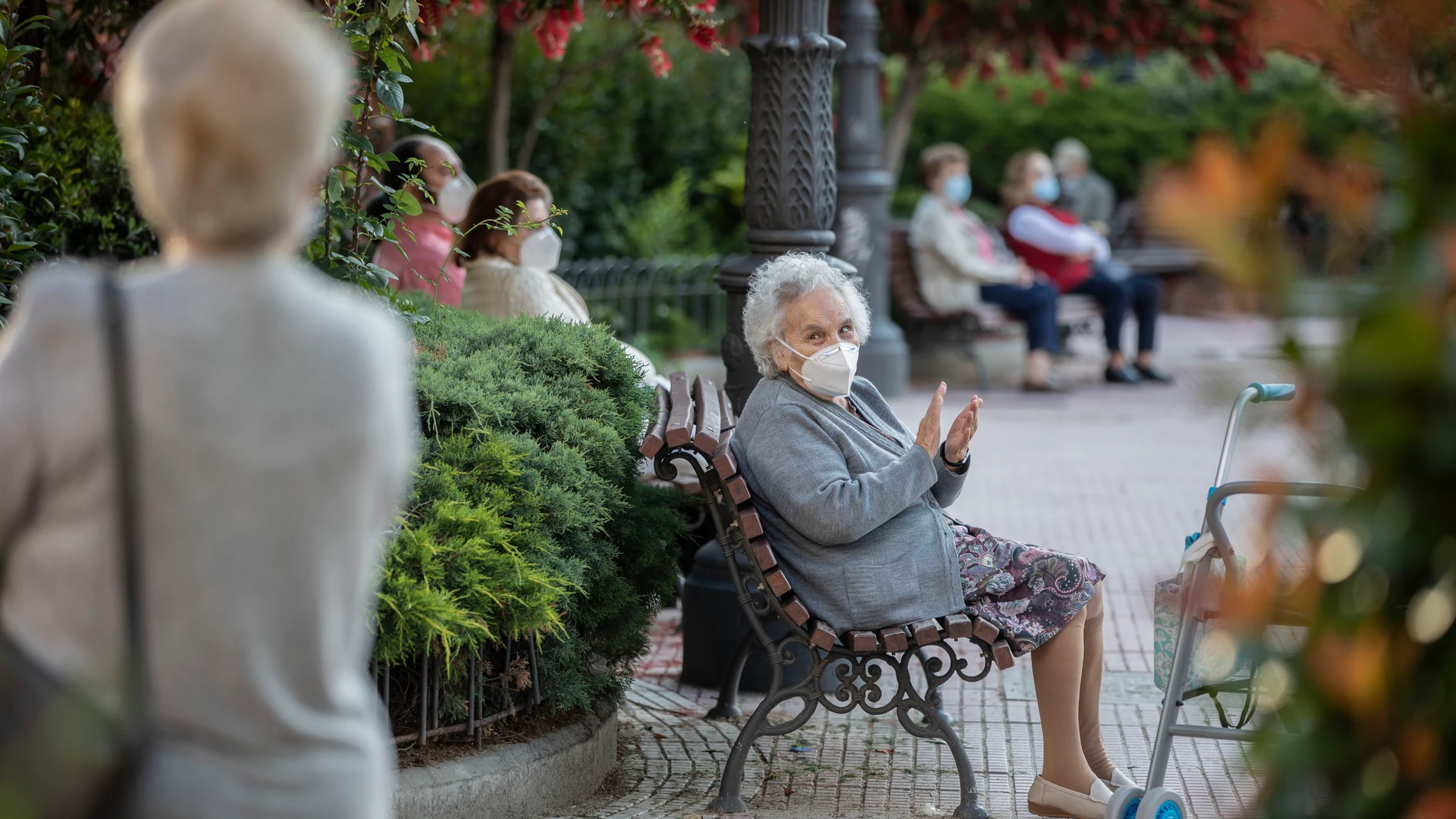Último día de aplausos en la plaza de Olavide en Madrid. Parejas y ancianos salen a pasear y a tomar el sol