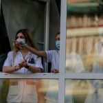 Sanitarios aplauden desde una ventana de del Hospital Fundación Jiménez Díaz