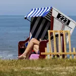 Una mujer toma el sol en una playa de Baja Sajonia