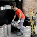 Un repartidor de cerveza Damn realiza su entrega en el restaurante La Hacienda de Ventas durante el segundo día de la reapertura al público de las terrazas al aire libre de los establecimientos de hostelería y restauración limitándose al 50% de las mesas y garantizándose una distancia de 2 metros entre mesas o agrupaciones de mesas. Josefina Blanco / Europa Press