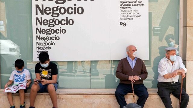 Varias personas con mascarilla este martes en la Avenida del Carril de Archena