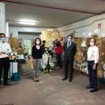 Visita del alcalde de Salamanca, Carlos García Carbayo, a las instalaciones de Cruz Roja, junto a la concejala de Familia e Igualdad de Oportunidades, Ana Suárez; el presidente provincial de la entidad, Jesús Juanes, y con el coordinador provincial, Javier Vicente