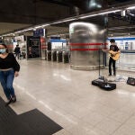 Un músico toca la guitarra en una estación del Metro de Madrid